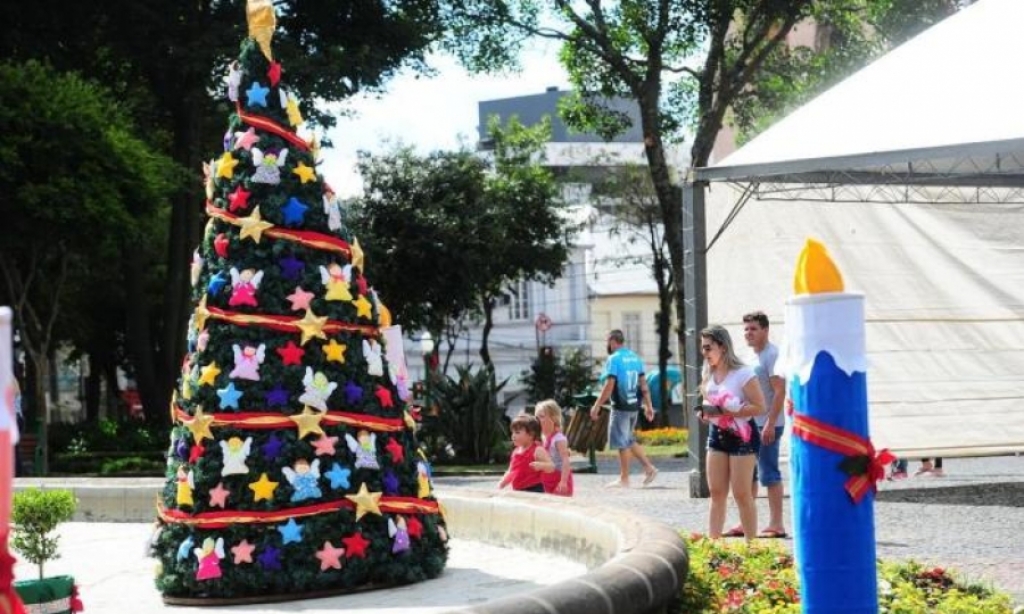 Decorao de Natal na Praa Dante Alighieri, em Caxias, ter rvore no centro do chafariz e cascata de luz