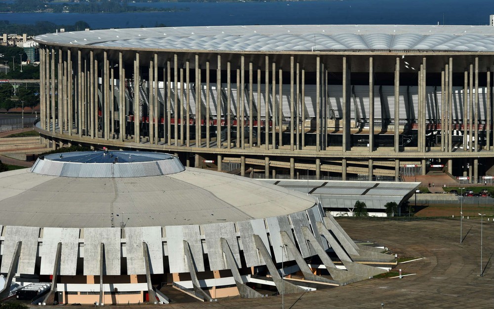 Vista aérea do complexo esportivo às margens do Eixo Monumental, que inclui o estádio Mané Garrincha (ao fundo) e o ginásio Nilson Nelson (centro) (Foto: Andre Borges/GDF)
